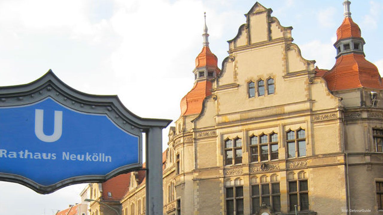 Besuchen Sie den Stadtteil Neukölln in Berlin mit seinem schönen Rathaus.